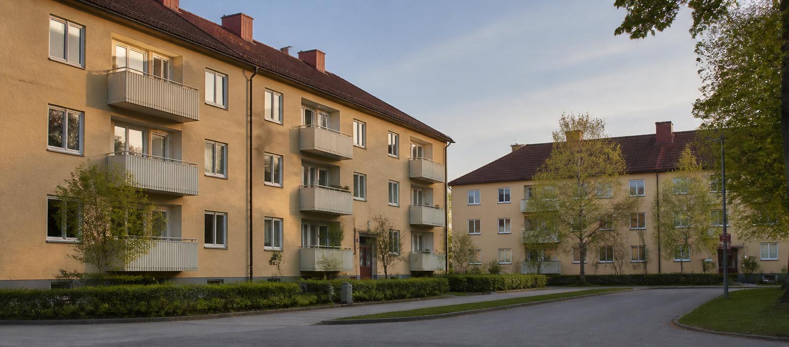 Vanliga svenska bostadskvarter en lugn eftermiddag – vardag, hem och grannskap.